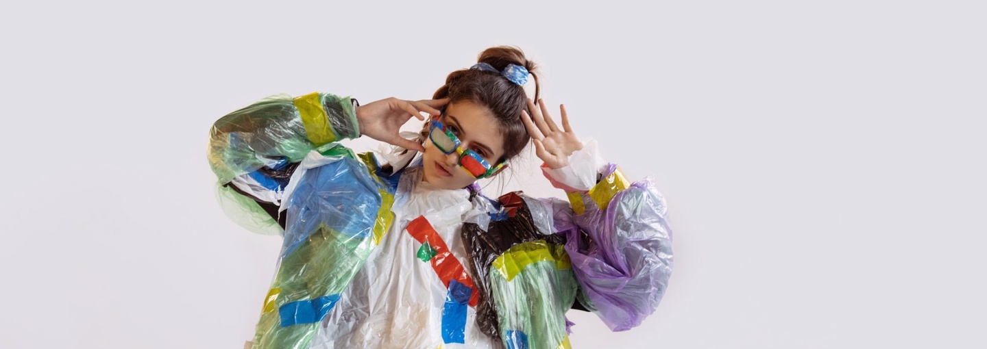 Afbeelding van een dame in modieuze kleding - Wat is de volgende stap na ruilen, repareren en recyclen? Een gesprek over een duurzame mode-industrie.